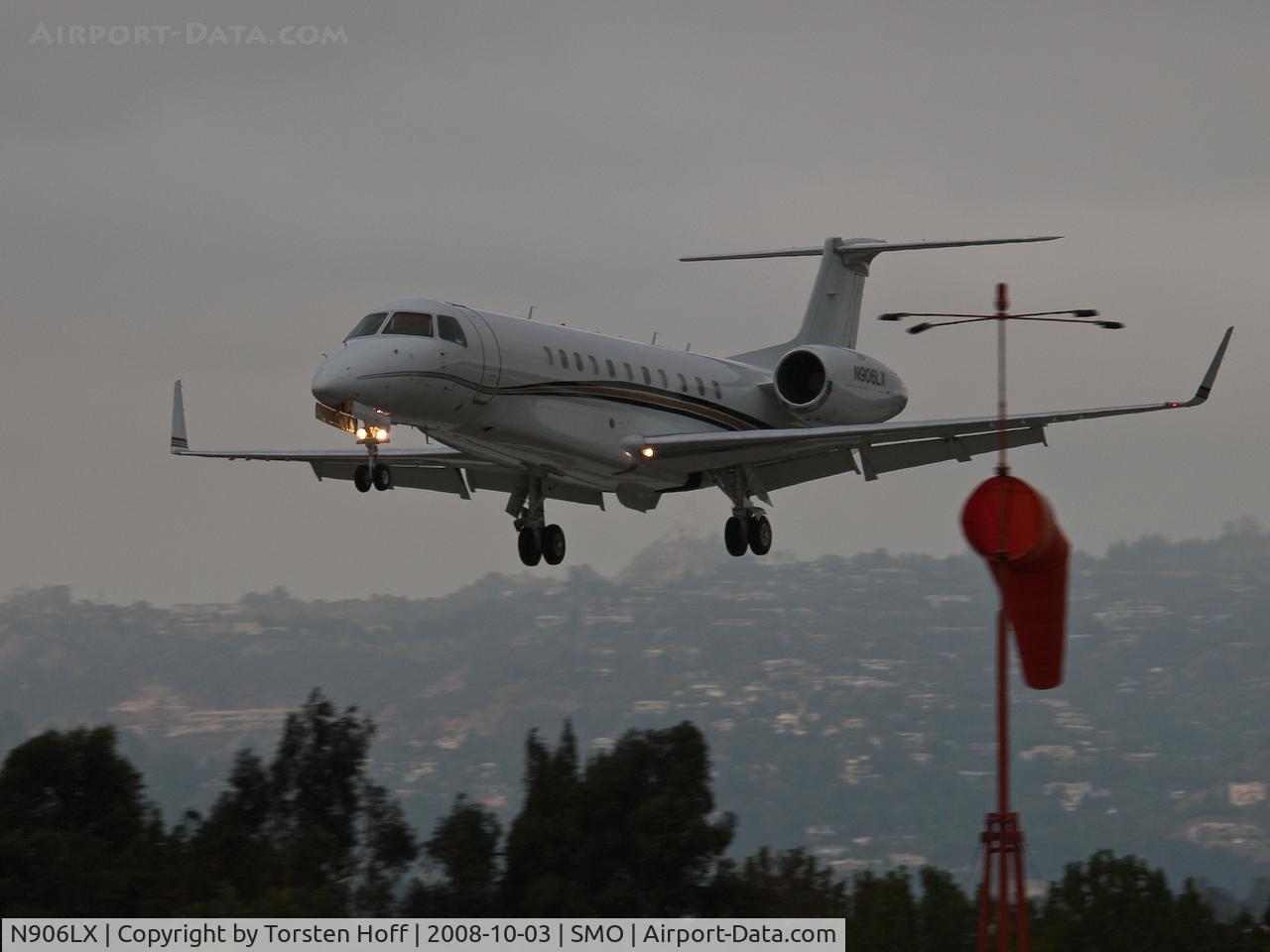 N906LX, 2004 Embraer EMB-135BJ Legacy C/N 14500825, N906LX on the threshold for RWY 21