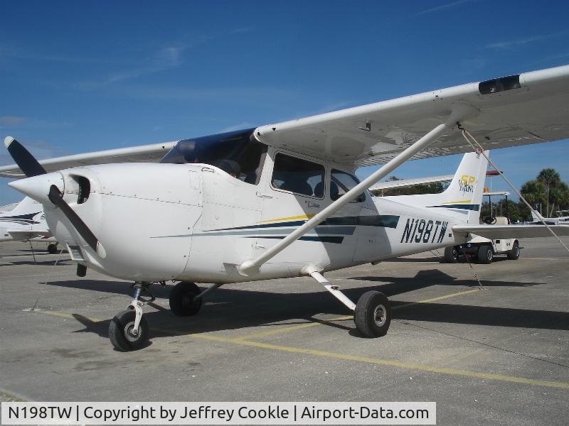 N198TW, 2002 Cessna 172S C/N 172S9198, Available for rent in Lexington, KY