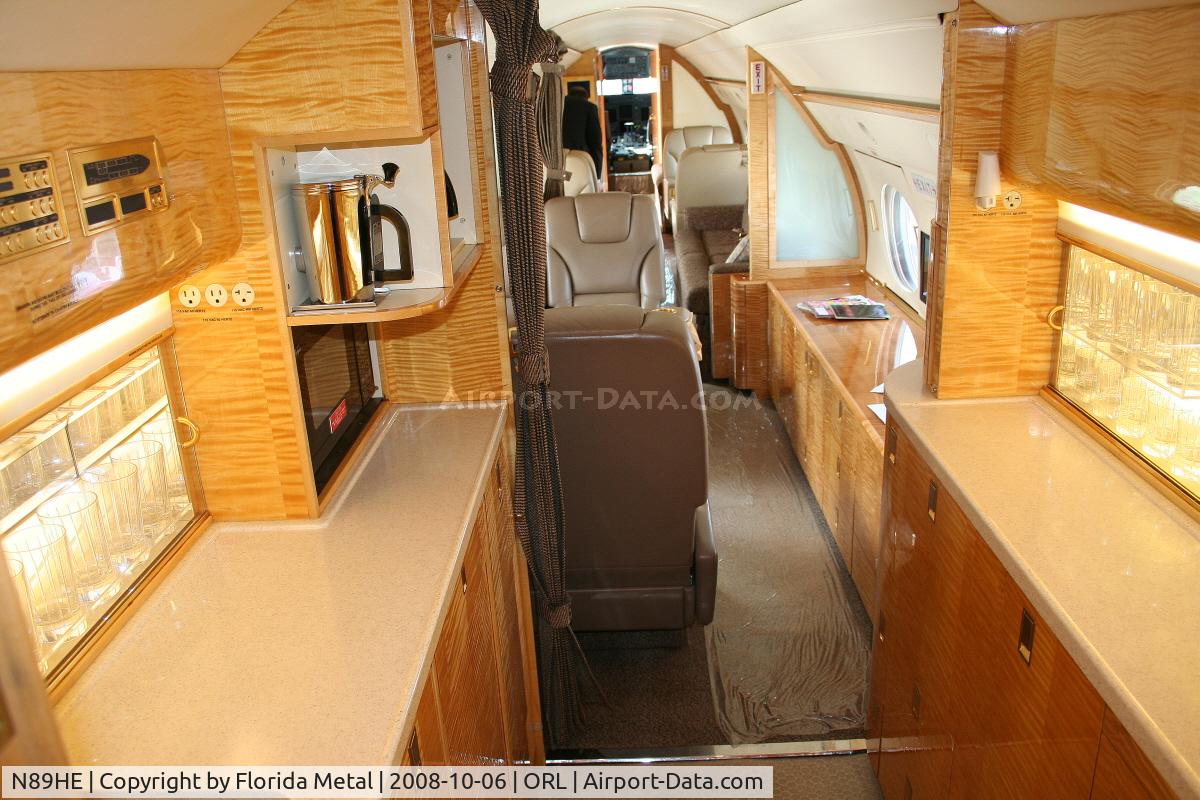 N89HE, 1999 Gulfstream Aerospace G-V C/N 568, Gulstream V interior at NBAA