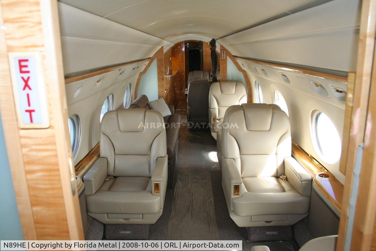 N89HE, 1999 Gulfstream Aerospace G-V C/N 568, Gulstream V interior at NBAA