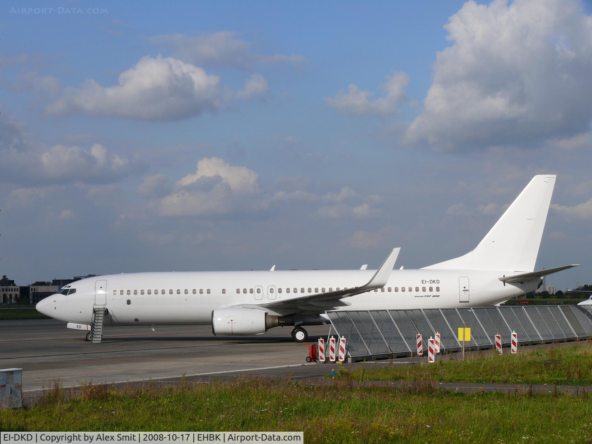 EI-DKD, 2000 Boeing 737-86N C/N 28617, Boeing B737-86N EI-DKD in all white colors