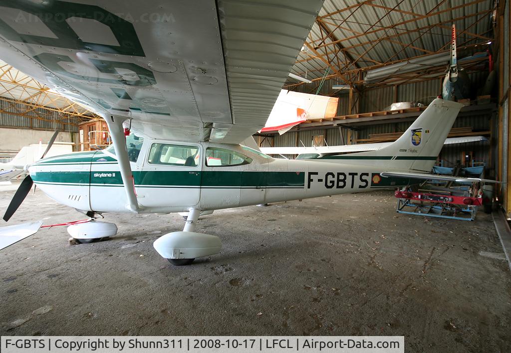 F-GBTS, Reims F182P Skylane C/N F18200004, Inside his hangar...