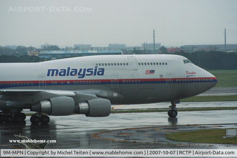 9M-MPN, 2000 Boeing 747-4H6 C/N 28432, Malaysia Airlines on a rainy day in Taipei