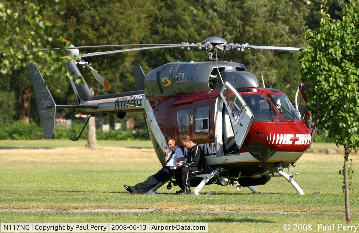 N117NG, 1986 Eurocopter-Kawasaki BK-117A-4 C/N 7083, Waiting for the patient transfer
