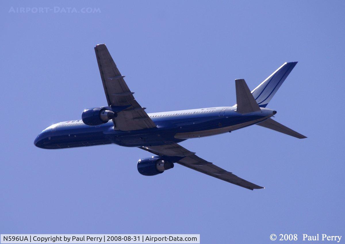 N596UA, 1998 Boeing 757-222 C/N 28749, A United flight turning after leaving Dulles International