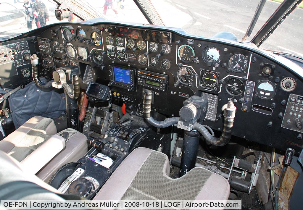 OE-FDN, 1979 Short SC-7 Skyvan 3M-400 C/N SH.1964, The cockpit.