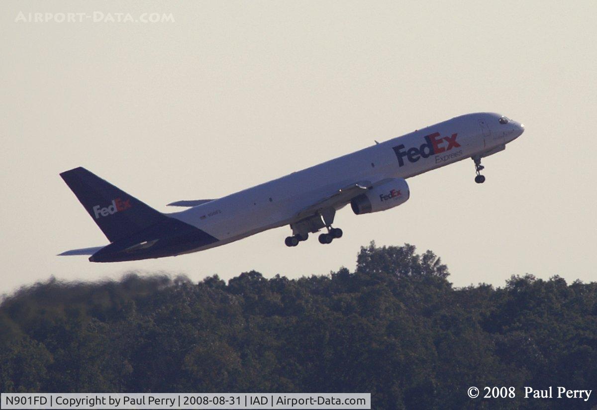 N901FD, 1993 Boeing 757-2B7 C/N 27122, Off on another run