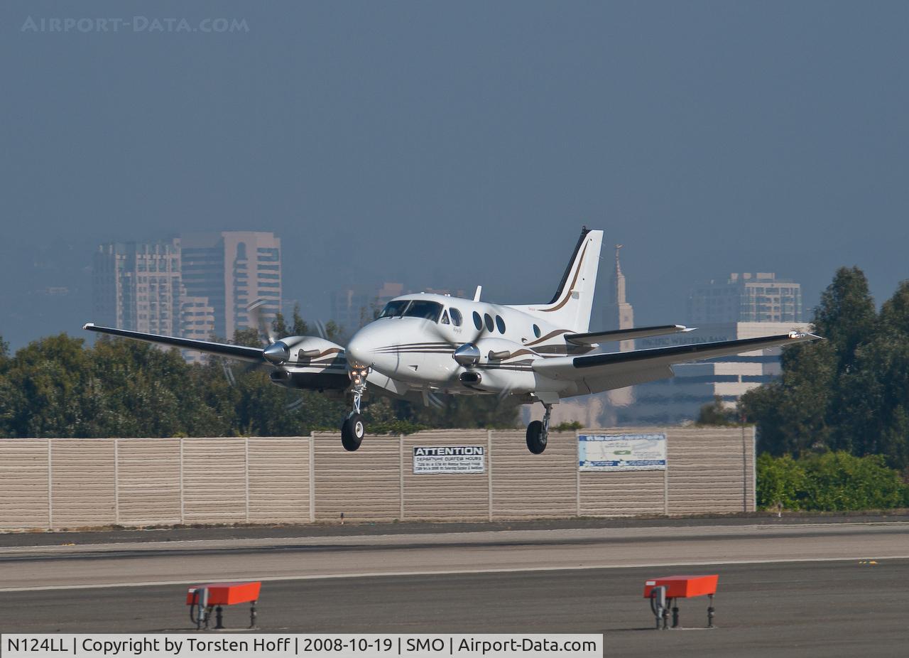 N124LL, Raytheon Aircraft Company C90A C/N LJ-1695, N124LL arriving on RWY 21