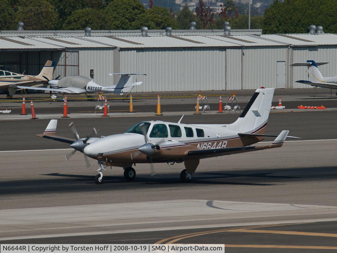 N6644R, 1974 Beech 58 Baron C/N TH-544, N6644R departing from RWY 21