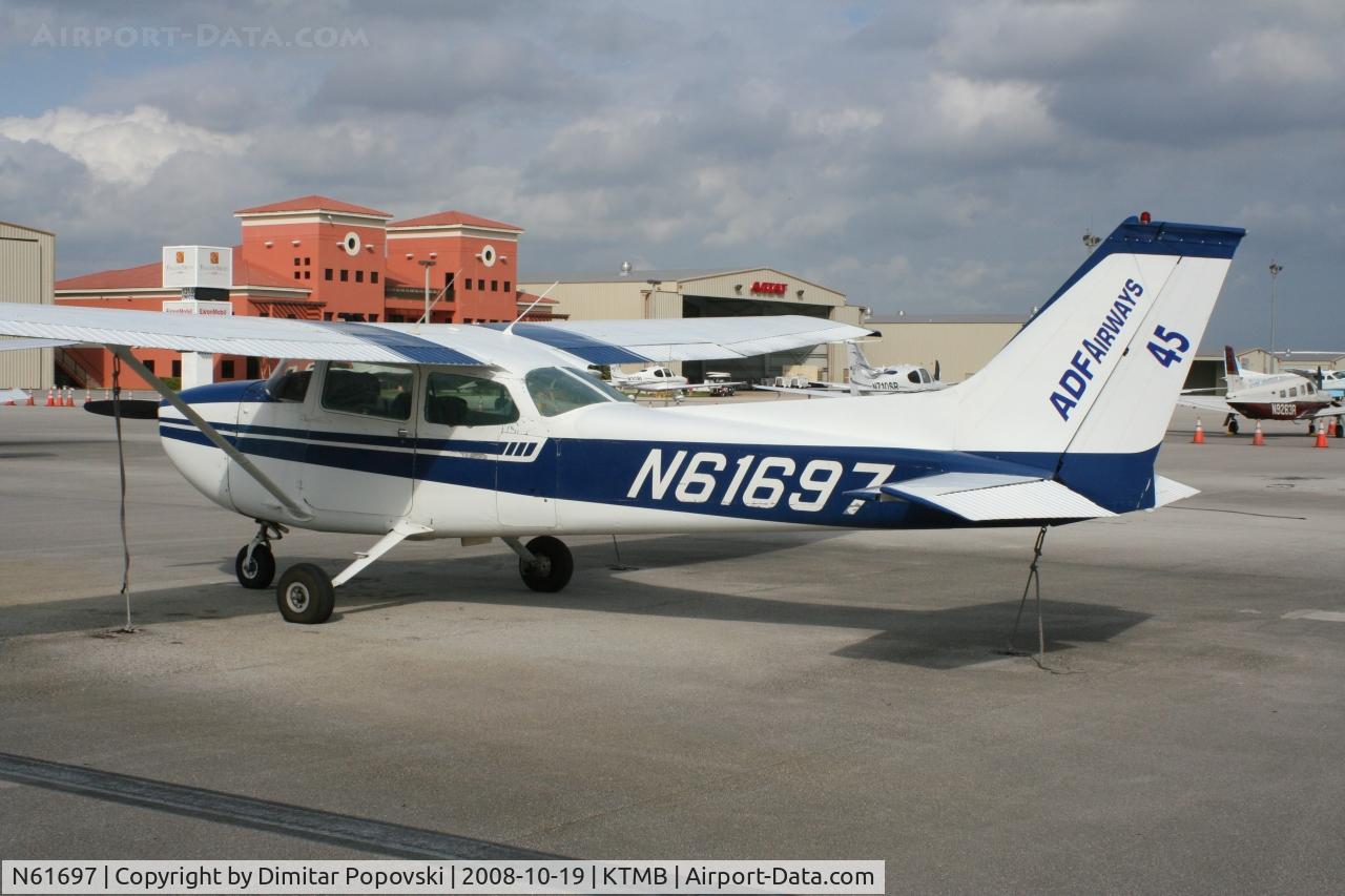 N61697, 1975 Cessna 172M C/N 17264738, /