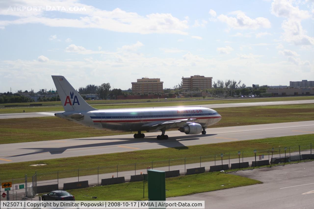 N25071, 1989 Airbus A300B4-605R C/N 514, taxiing for takeoff on runway 9