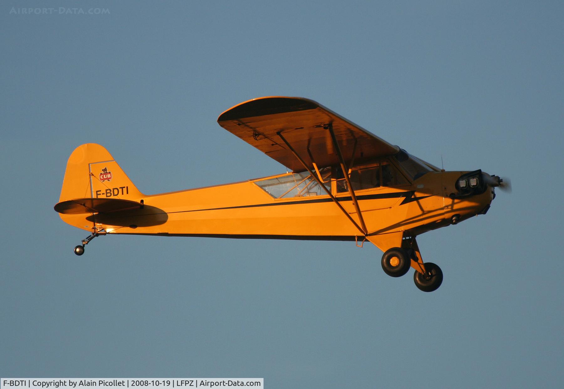 F-BDTI, 1945 Piper L-4J Grasshopper (J3C-65D) C/N 13181, flying