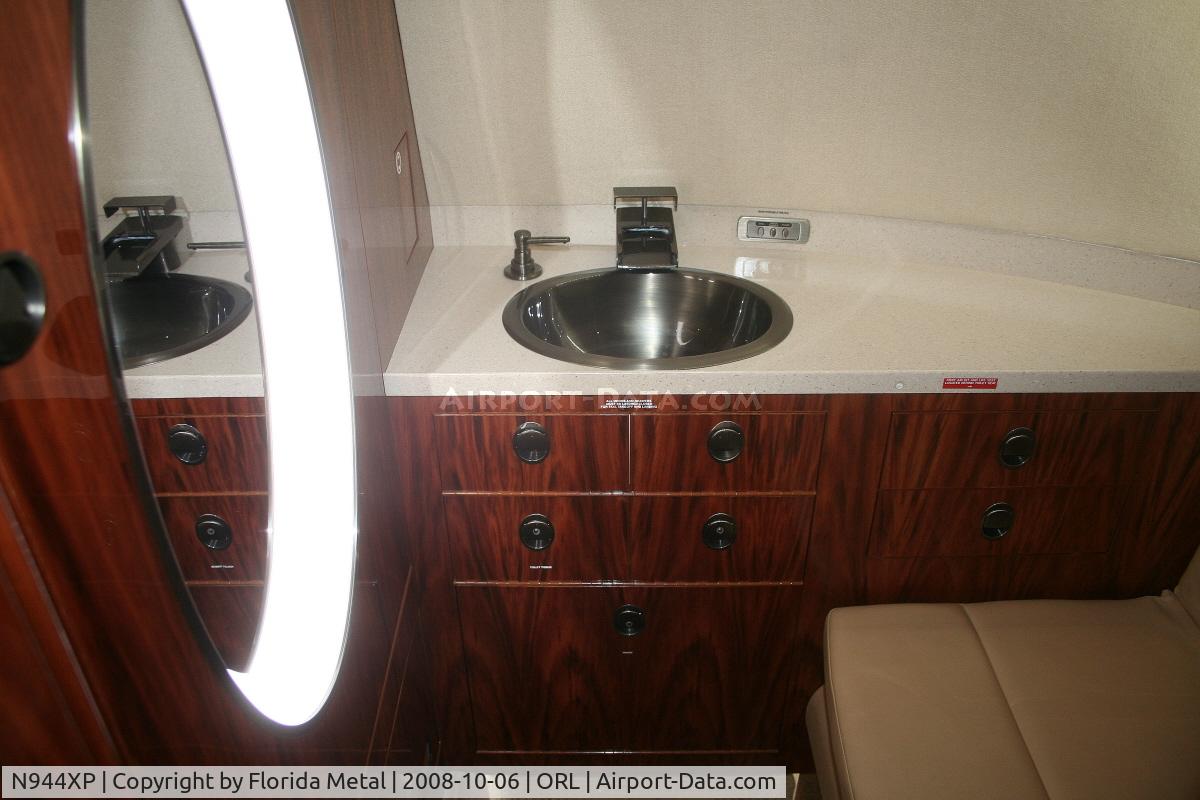 N944XP, 2008 Hawker Beechcraft 900XP C/N HA-0044, Interior of Hawker 900XP at NBAA