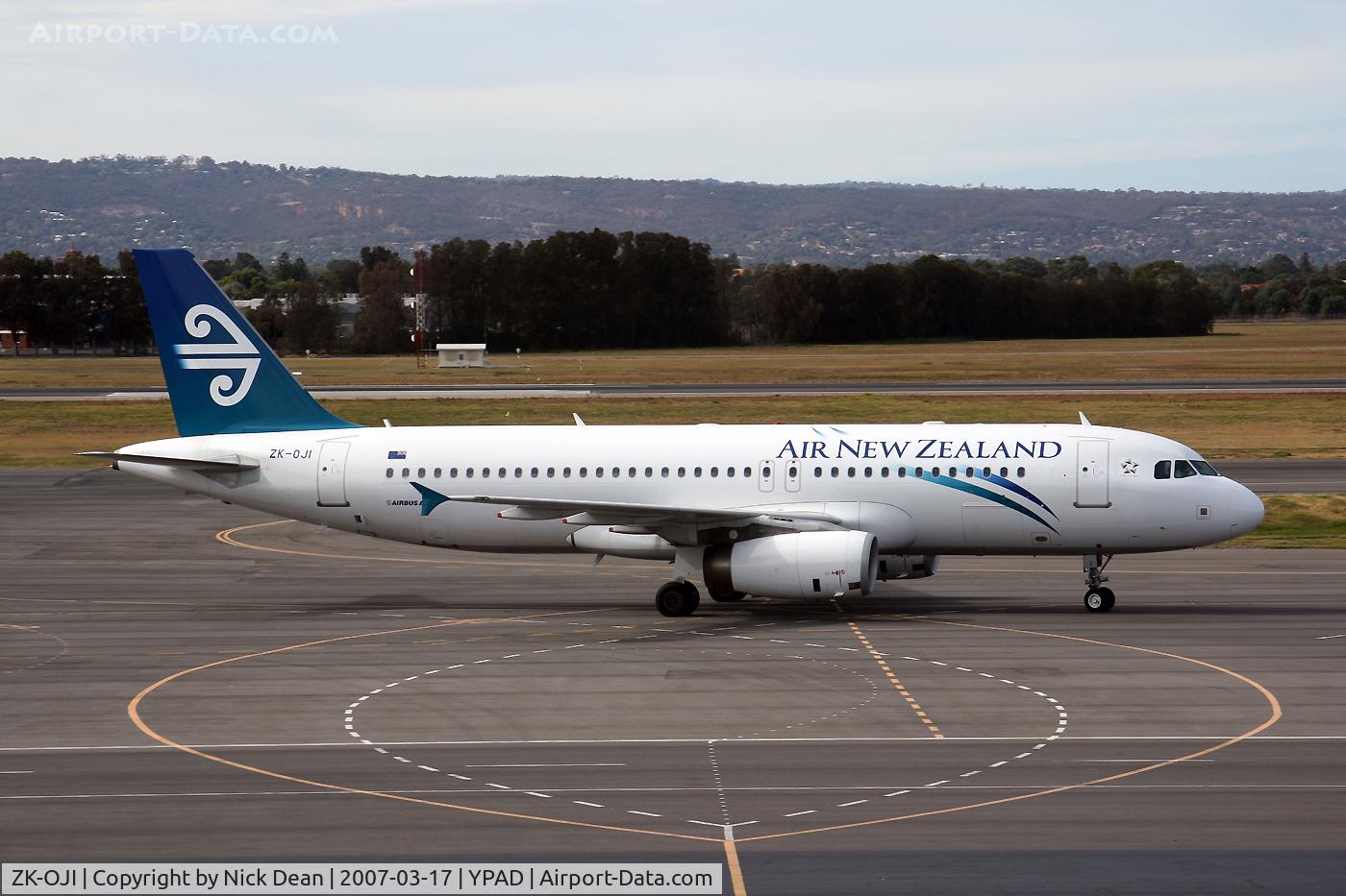 ZK-OJI, 2004 Airbus A320-232 C/N 2297, Great terminal to shoot from