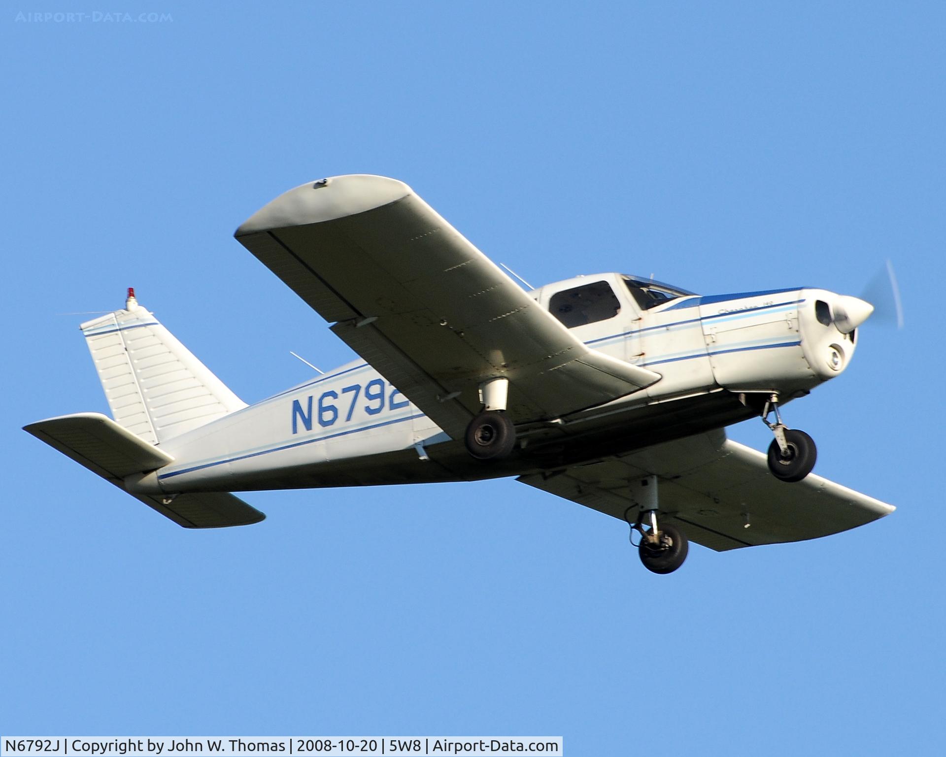 N6792J, 1968 Piper PA-28-140 C/N 28-24521, Departing runway 22