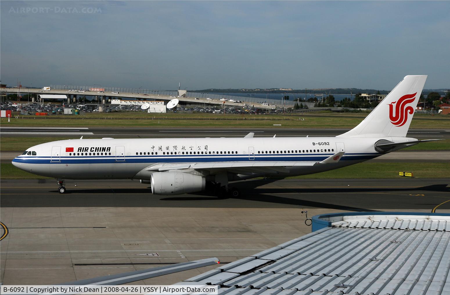 B-6092, 2007 Airbus A330-243 C/N 873, Great spot for photography the United longe at SYD