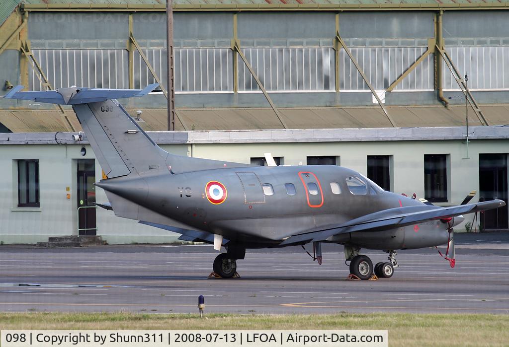 098, Embraer EMB-121AA Xingu C/N 121098, Parked in a other side of Avord AFB during LFOA Airshow 2008