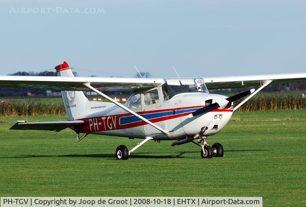 PH-TGV, Reims F172N Skyhawk C/N 1640, seen on the Texel flightline