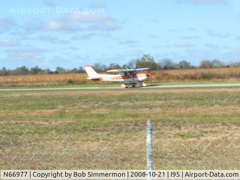 N66977, 1978 Cessna 152 C/N 15281699, Landing RWY 22 at Kenton, Ohio
