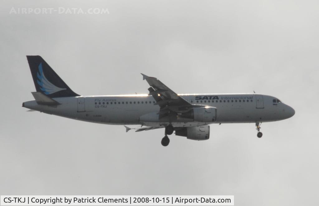 CS-TKJ, 1998 Airbus A320-212 C/N 795, COMING IN TO LAND IN THE AZORES