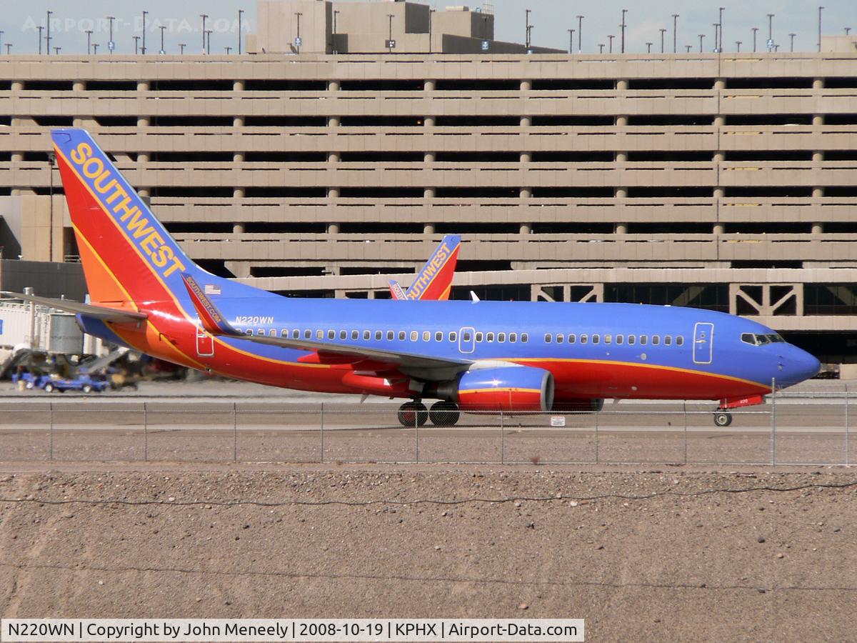 N220WN, 2005 Boeing 737-7H4 C/N 32491, Taxiing to the terminal.