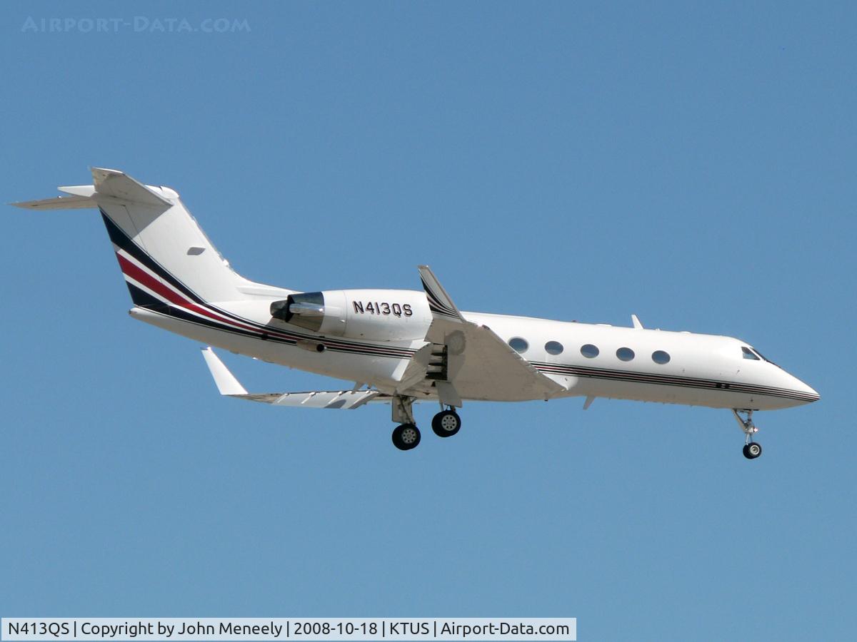 N413QS, 2004 Gulfstream Aerospace G-IV (G400) C/N 1521, Netjets 413 about to land at TUS