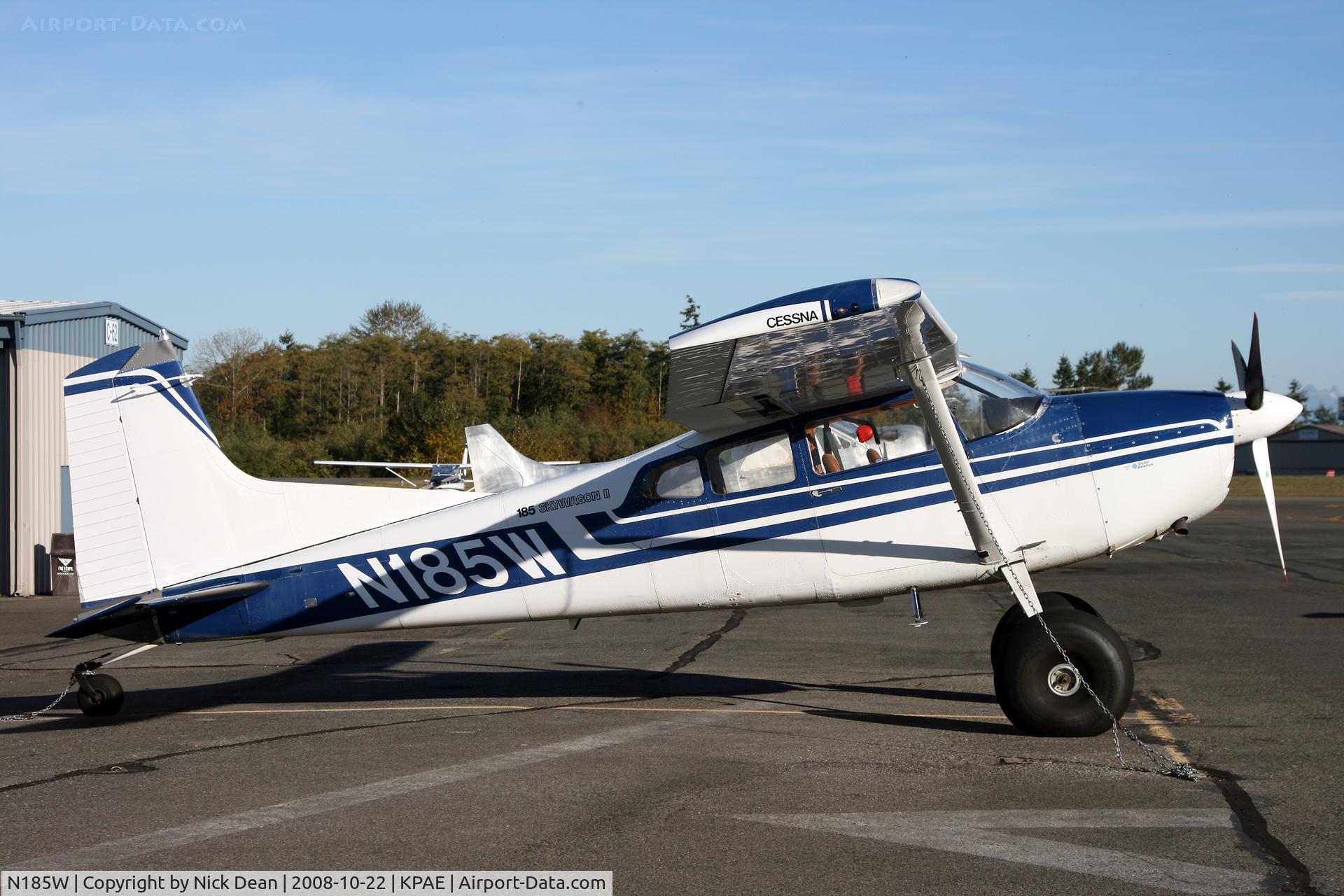N185W, 1978 Cessna A185F Skywagon 185 C/N 18503589, Sitting outside Sunquest prior to a re-paint, after shot also posted