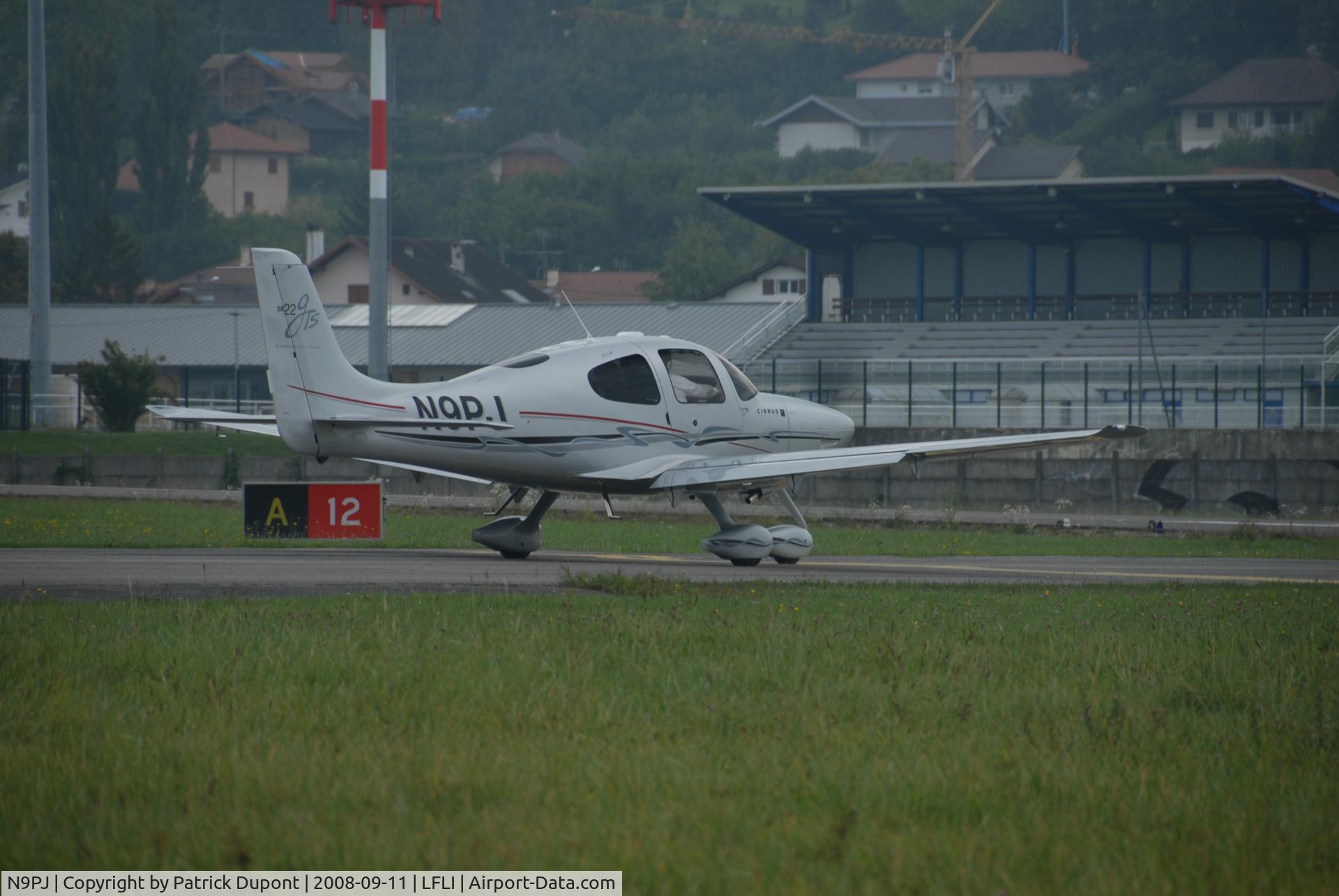N9PJ, 2008 Cirrus SR22 C/N 3240, N9PJ aligning for runway 12 in Annemasse