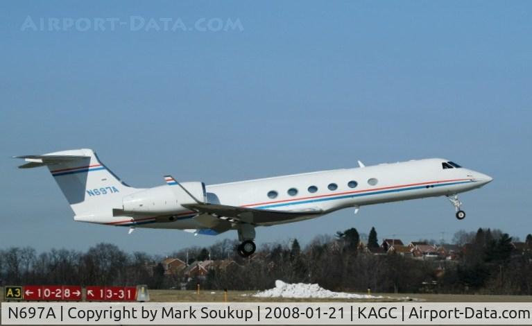 N697A, 2001 Gulfstream Aerospace G-V C/N 662, N697A Leaving KAGC