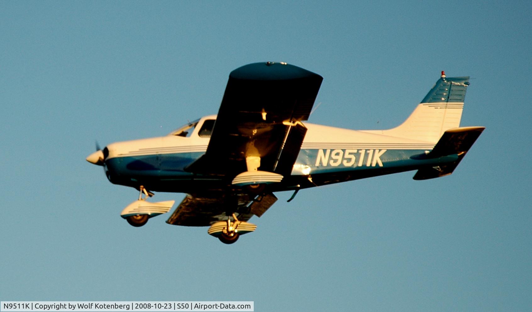 N9511K, 1976 Piper PA-28-140 C/N 28-7625182, on final