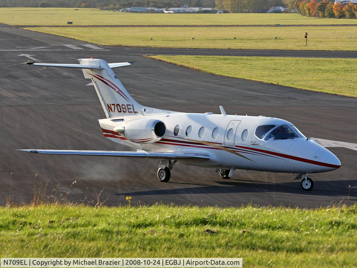 N709EL, 1992 Beech 400A Beechjet C/N RK-52, Turning round to depart Runway 27 at Gloucester Staverton