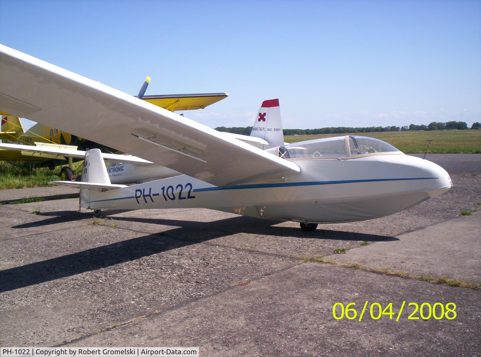 PH-1022, 1962 Scheibe Bergfalke II-55 C/N 355, Glider in airfield EPPR Poland