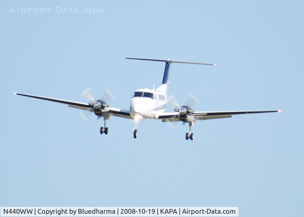 N440WW, 2007 Hawker Beechcraft B200GT King Air C/N BY-5, On final approach to 17L.