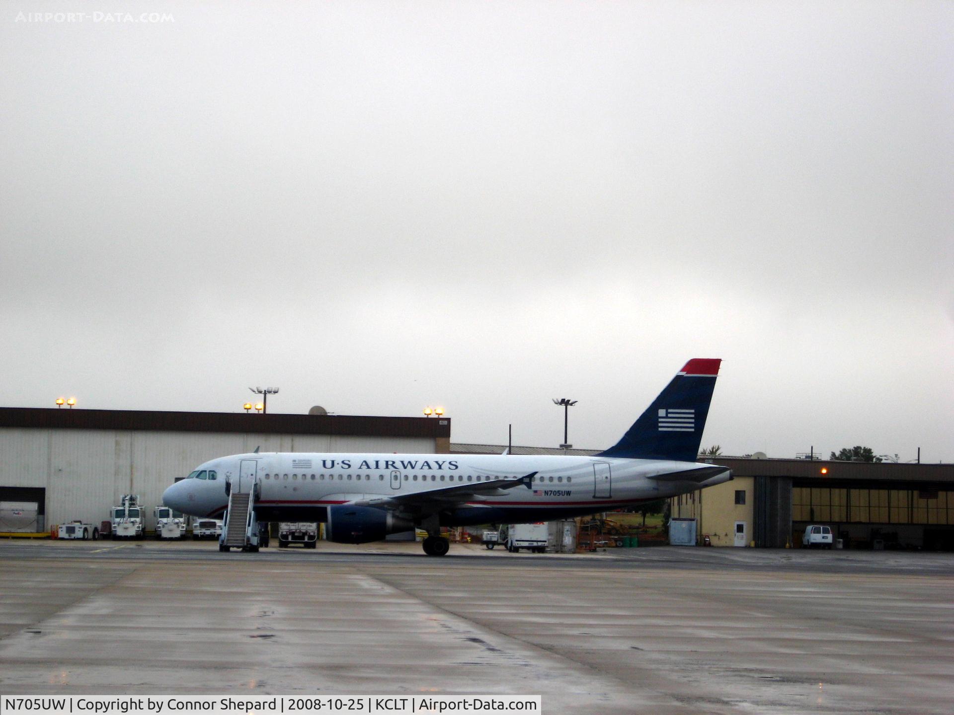 N705UW, 1998 Airbus A319-112 C/N 0929, A319 at maintenance area