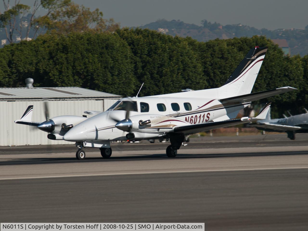 N6011S, 1974 Beech B-60 Duke C/N P-311, N6011S departing from RWY 21