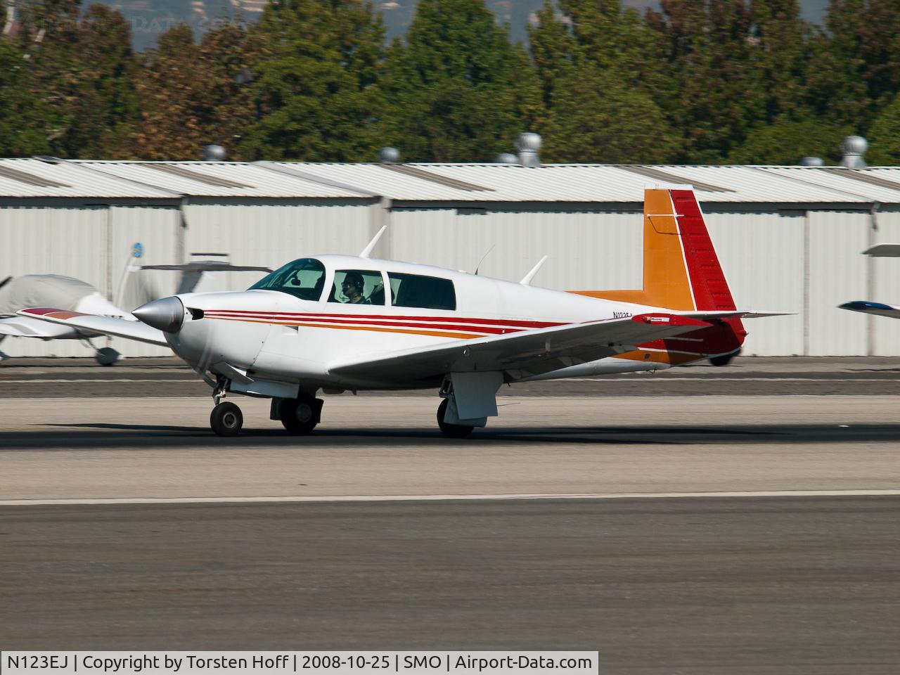 N123EJ, 1978 Mooney M20J 201 C/N 24-0737, N123EJ departing from RWY 21