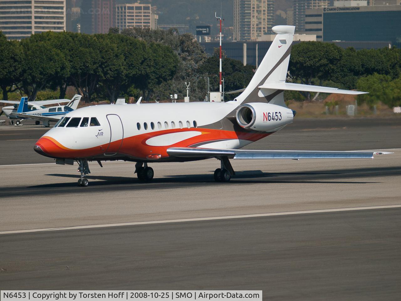 N6453, 2004 Dassault Falcon 2000EX C/N 26, Nike Air N6453 departing from RWY 21