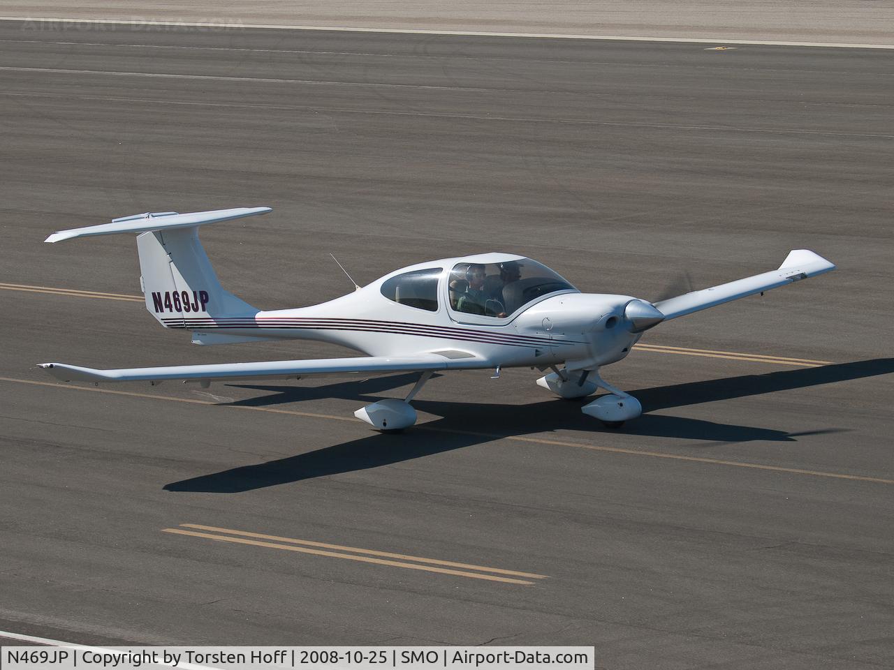 N469JP, Diamond DA-40 Diamond Star C/N 40.469, N469JP taxiing