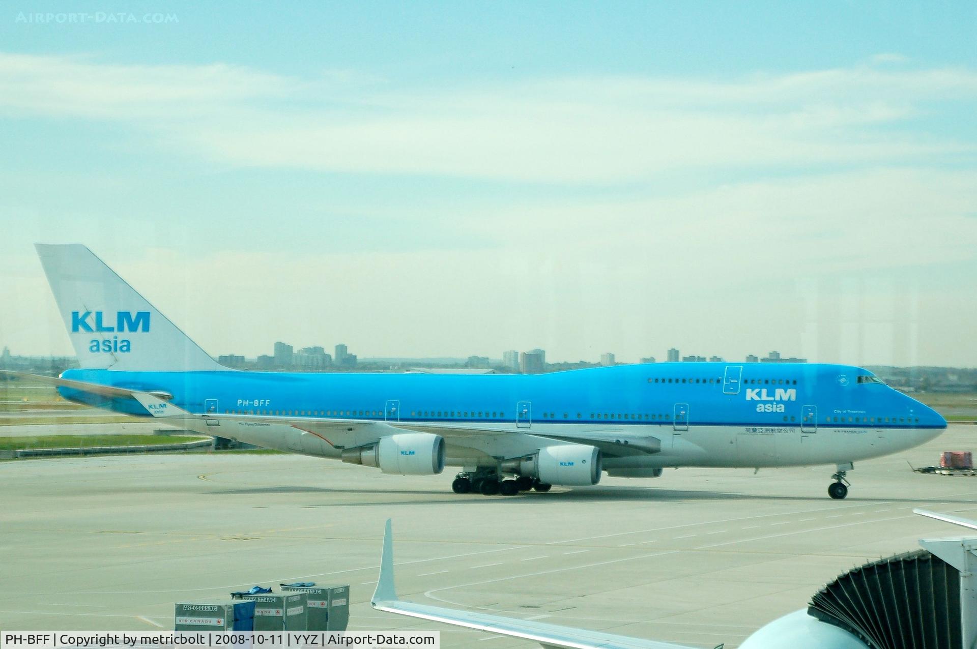 PH-BFF, 1990 Boeing 747-406BC C/N 24202, taken through window,added for comparison with old colours