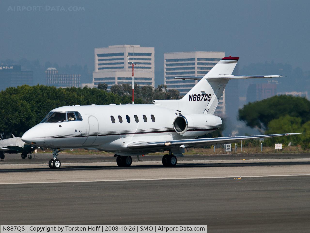 N887QS, 1998 Raytheon Hawker 800XP C/N 258387, N887QS departing from RWY 21