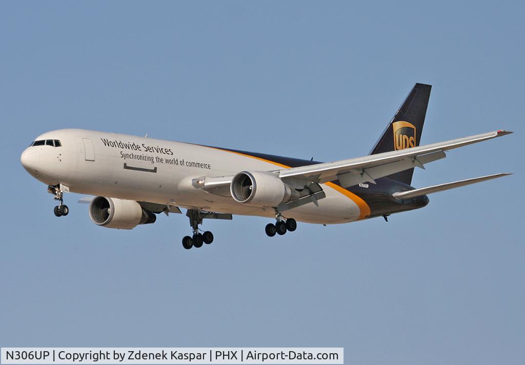 N306UP, 1996 Boeing 767-34AF C/N 27759, PHX