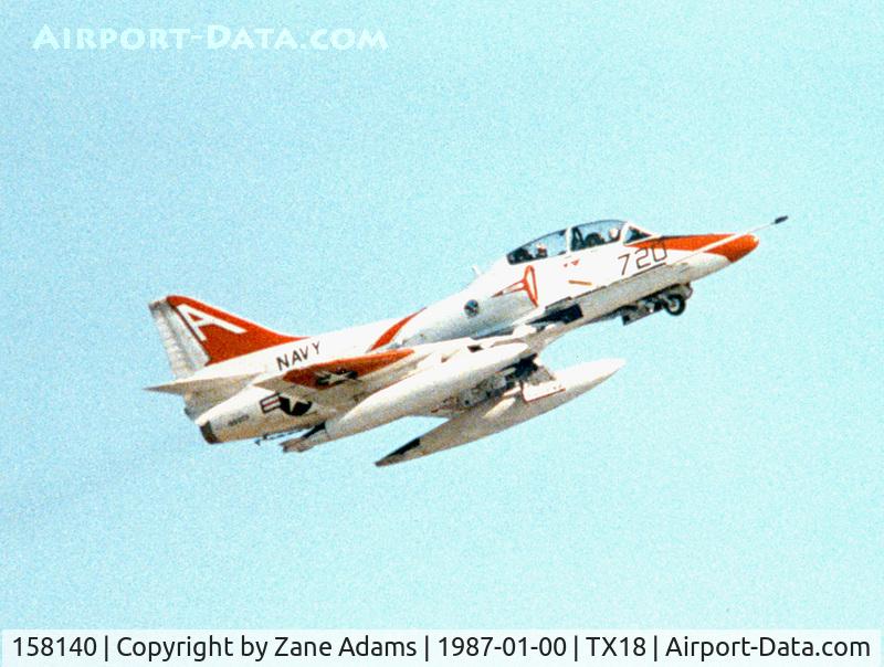 158140, Douglas TA-4J Skyhawk C/N 14177, Landing at the Former Dallas Naval Air Station