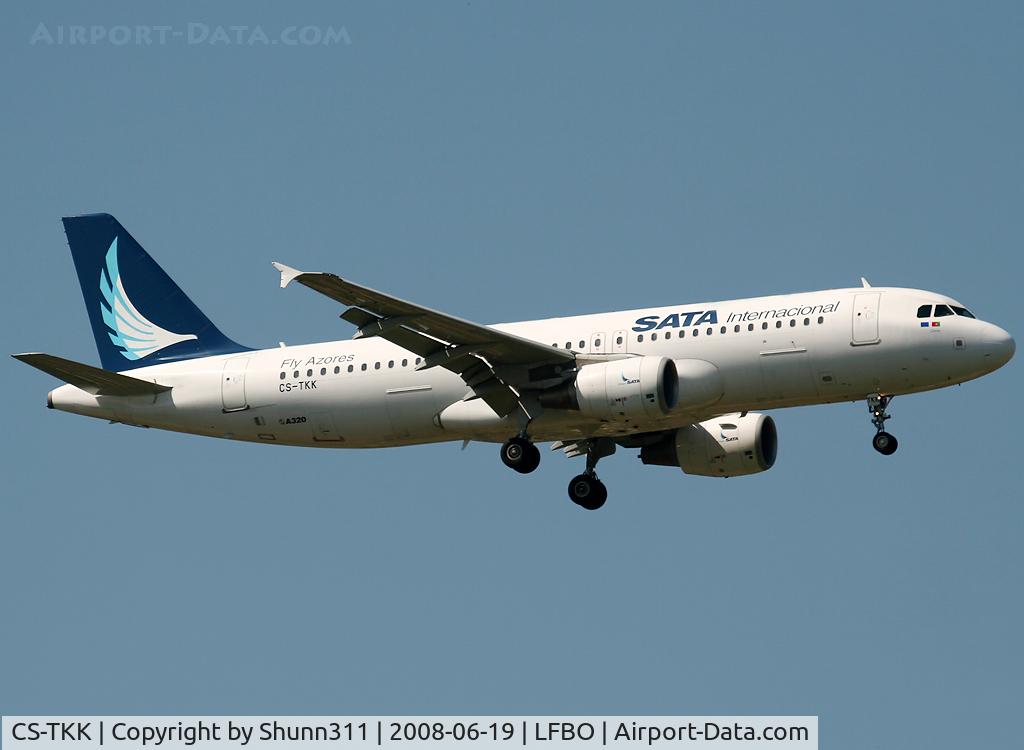 CS-TKK, 2005 Airbus A320-214 C/N 2390, Landing rwy 32L