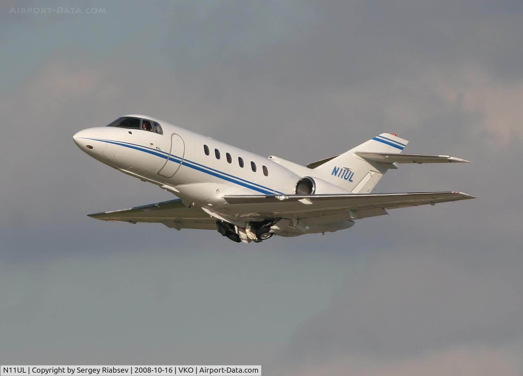 N11UL, 2000 Raytheon Hawker 800XP C/N 258498, taking off at VKO