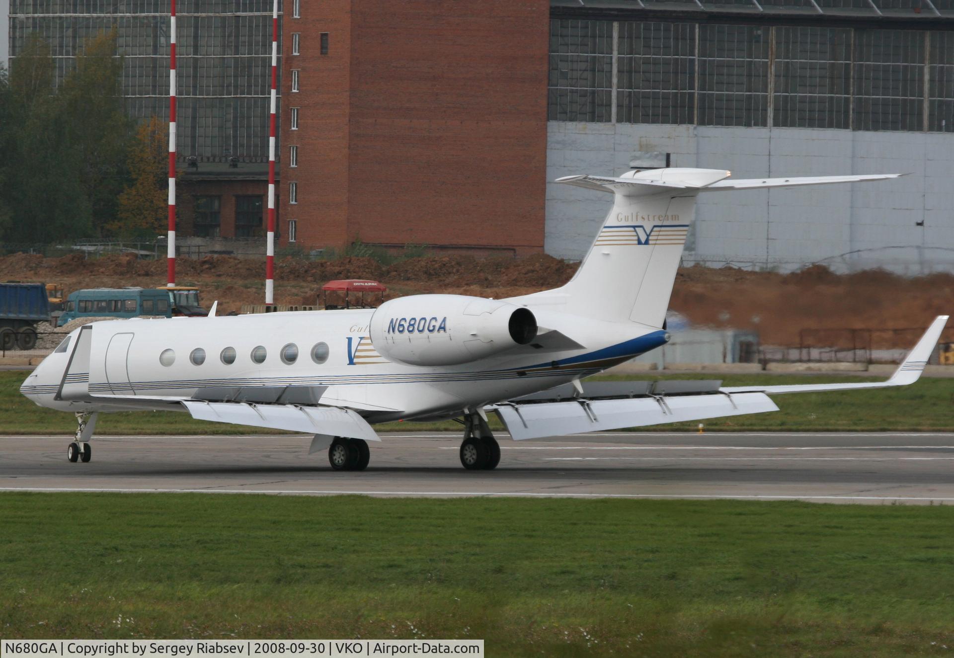 N680GA, 2002 Gulfstream Aerospace G-V C/N 680, after landing at VKO