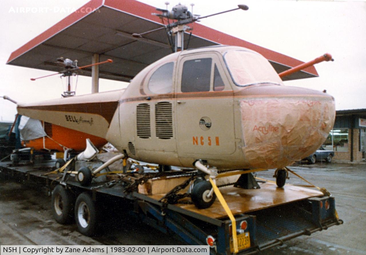 N5H, 1946 Bell 47B C/N 3, Bell 47B serial number 3 at a truck stop in Texas - on the way to be displayed in the American Helicopter Museum.
