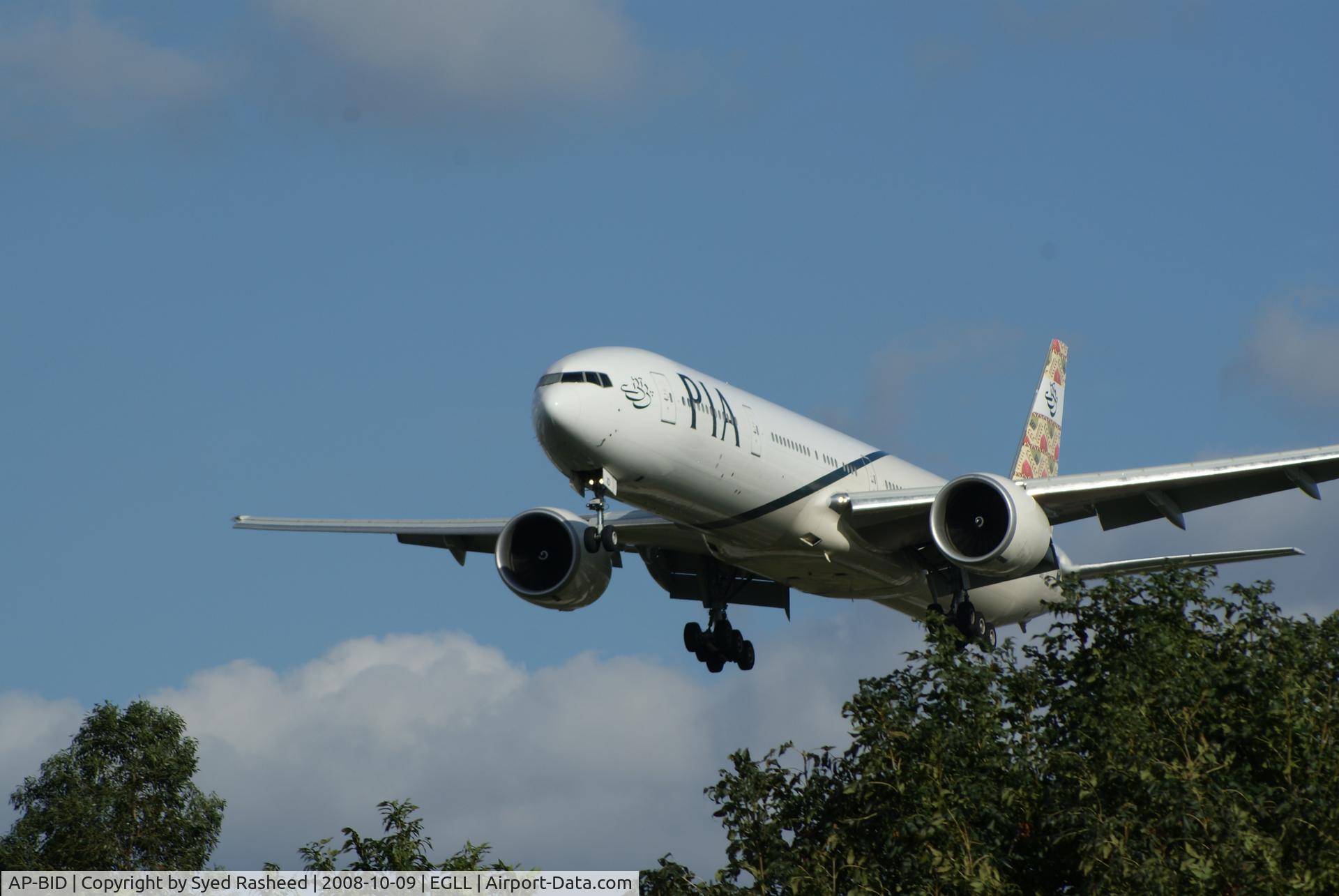 AP-BID, 2008 Boeing 777-340/ER C/N 33780, PIA B773 ON FINALS 27L