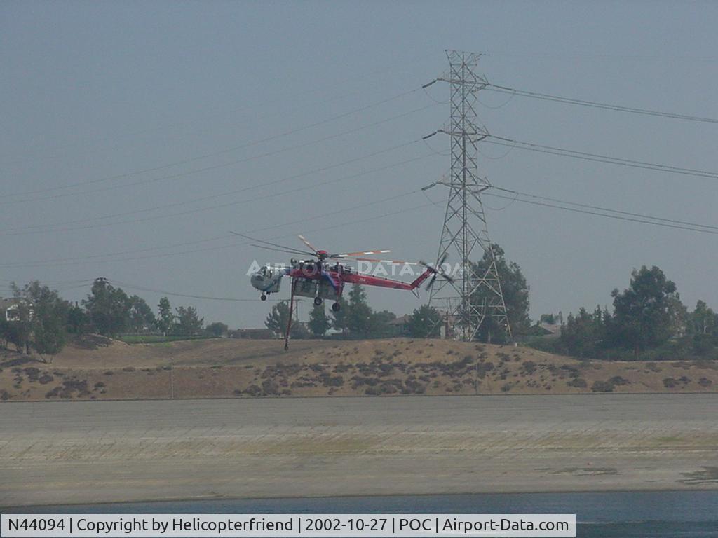 N44094, 1967 Sikorsky CH-54A Tarhe C/N 64.023, Coming around to get water in La Verne, Ca