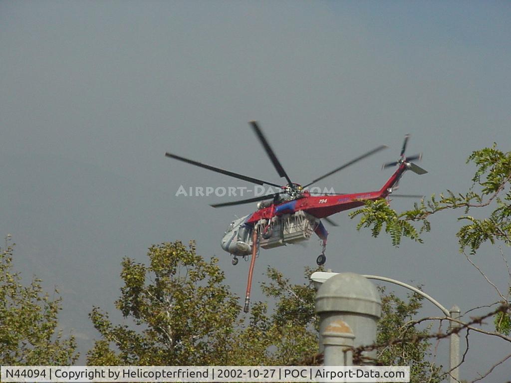 N44094, 1967 Sikorsky CH-54A Tarhe C/N 64.023, Leaving with tank full of water La Verne, Ca