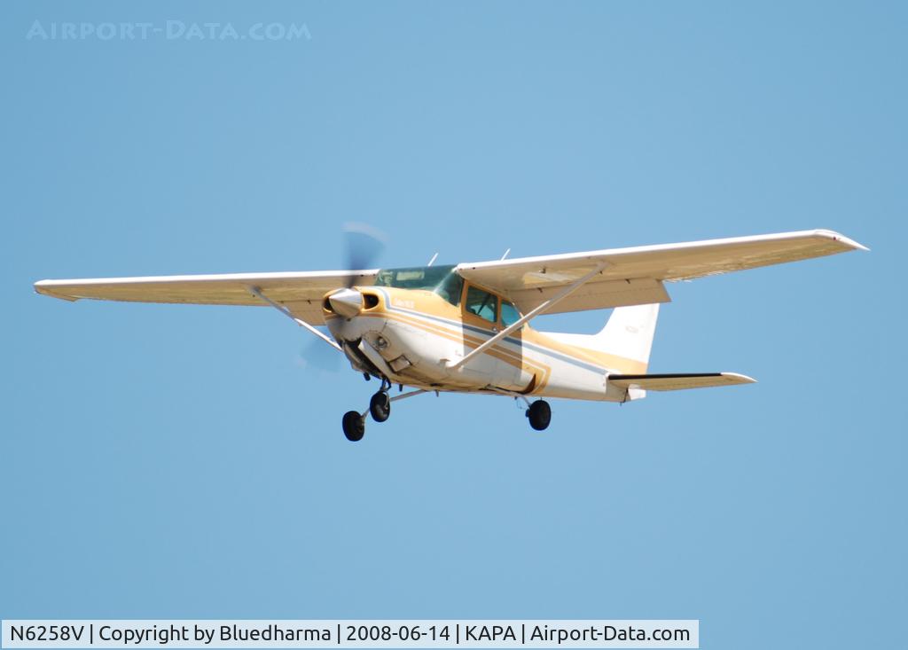 N6258V, 1980 Cessna 172RG Cutlass RG C/N 172RG0599, On final approach to 17L.